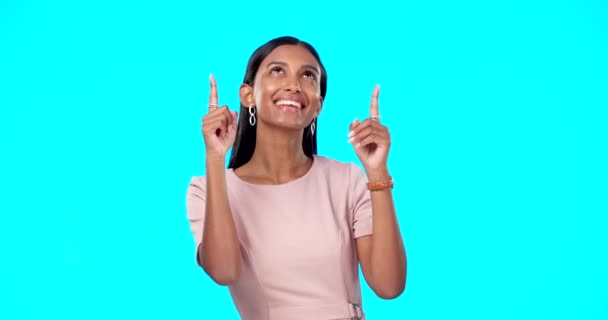 モックアップとインドの女性は 青のスタジオの背景に興奮と幸福を指している 笑顔と陽気で方向性 空間とプロモーション発表を持つ肖像画 女性または幸せな女性 — ストック動画