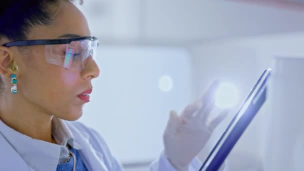 Wanita Ilmuwan Dan Tablet Dalam Penelitian Medis Membaca Atau Memeriksa — Stok Video