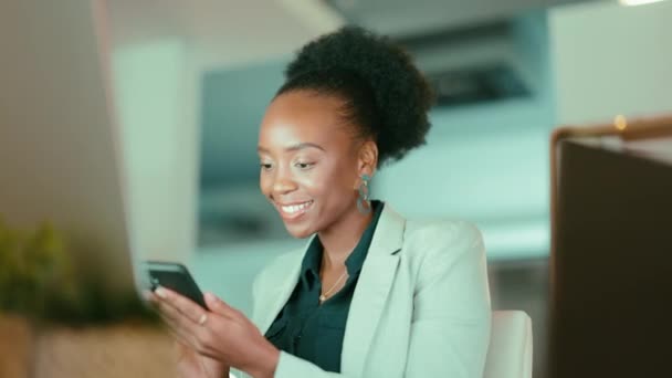 Sorriso Donna Nera Telefonata Messa Rete Imprenditore Discorso Negoziazione Mobile — Video Stock