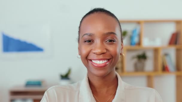 職場でのキャリア 職業や仕事への誇りを持つビジネスのためのオフィスで顔 笑いと黒の女性 南アフリカのための肖像画 面白いと幸せな女性の専門家 起業家や人 — ストック動画