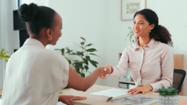 Jabat Tangan Kemitraan Dan Bisnis Perempuan Dalam Wawancara Selamat Datang — Stok Video