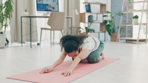 Yoga Hemmaträning Och Kvinna Stretching Golvet Childs Poserar Knäböja Och — Stockvideo