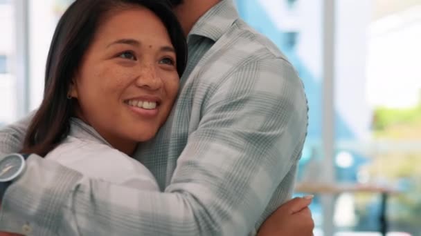 Amor Sorriso Abraço Casal Casa Para Vínculo Cuidado Carinho Juntos — Vídeo de Stock