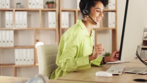 Zwarte Vrouw Computer Viering Met Credit Card Voor Telemarketing Commerce — Stockvideo