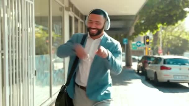 Kulaklıklar Adamı Dansı Şehir Sokaklarında Özgürlük Enerjiyle Müzik Dinlemek Yürümek — Stok video