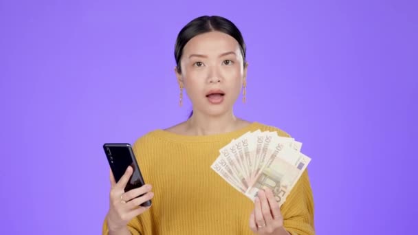 Telefon Cash Prize Vítězné Asijské Ženy Studiu Šťastná Oslava Izolované — Stock video