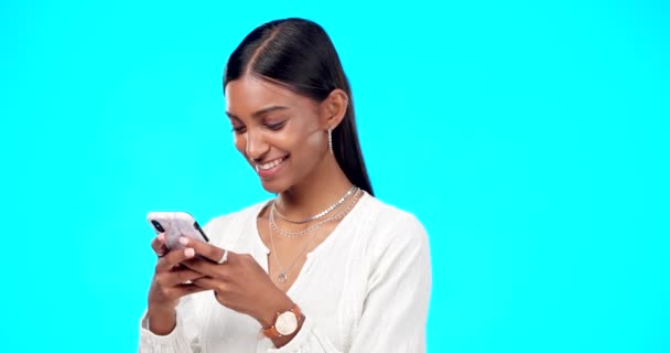 Telefon Tippen Und Junge Frau Isoliert Auf Blauem Hintergrund Für — Stockvideo