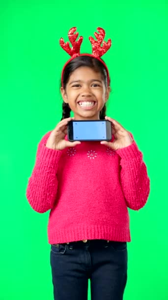 Rosto Natal Tela Verde Criança Com Telefone Estúdio Isolado Fundo — Vídeo de Stock
