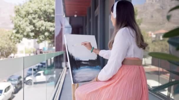 Подкаст Живописець Або Жінка Малюють Полотні Балконі Художньої Галереї Межами — стокове відео