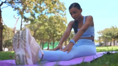 Yoga, esneme ve kadın beden, ruh ve ruh sağlığı için egzersiz yapıyor. Spor, sağlık ve sağlıklı Hintli kadın yeşil bir bahçede ya da parkta meditasyon yapıyor.