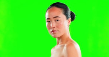 Güzel cilt bakımı, yüz ve Asyalı kadın stüdyoda yeşil ekranda, arka plan modelinde izole edilmiş. Makyaj, doğal kozmetik ürünleri ve sağlıklı ya da kusursuz cilde sahip bir kadın modeli.