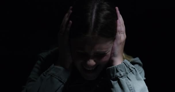 Çocuk Karanlıkta Stres Altında Çığlık Korku Insan Ticareti Veya Istismarı — Stok video