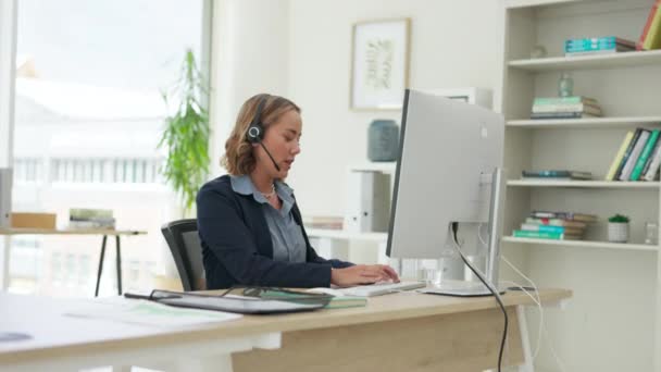 Azjatka Call Center Doradztwo Słuchawkami Wpisując Komputerze Obsługi Klienta Lub — Wideo stockowe
