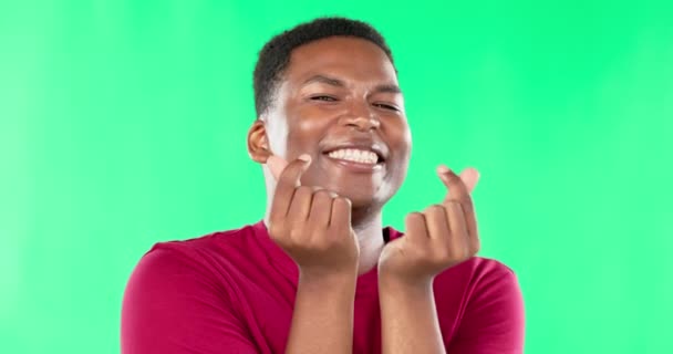 手指的心脏 微笑和绿色的屏幕与黑人背景的工作室支持 爱情和Kpop符号 感情用事 对男人的友善和对爱情 动机和签名的手势 — 图库视频影像