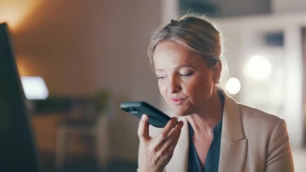 Voice Audio Night Negotiation Serious Senior Woman Business Call Mobile — Stock Video
