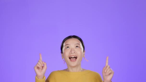 Gülümse Modelli Kadın Ürün Yerleştirme Satış Duyurusu Mor Arka Planda — Stok video