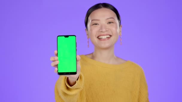 Asijská Žena Telefon Zelená Obrazovka Maketa Studiu Pro Umístění Produktu — Stock video
