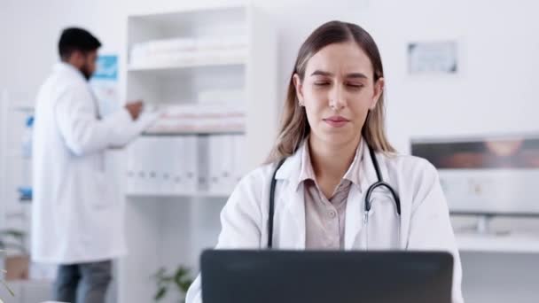Portátil Atención Médica Dolor Hombro Con Una Mujer Doctora Trabajo — Vídeo de stock