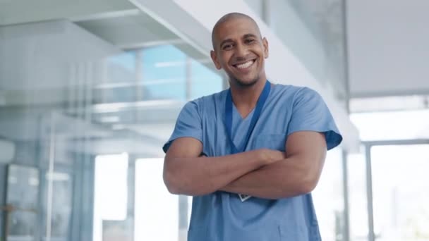 Cuidados Saúde Feliz Homem Enfermeira Hospital Braços Cruzados Prontos Para — Vídeo de Stock