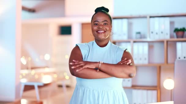 Африканська Бізнес Жінка Руки Перехрещені Ніч Офісі Посмішки Щастя Або — стокове відео
