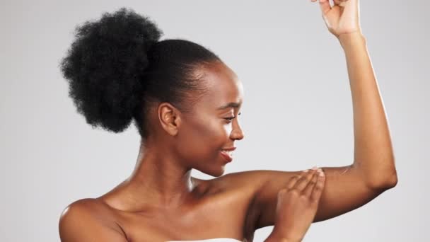 身体护理和黑人妇女在工作室与健康 美容美发和化妆品例行公事 光彩夺目和非洲模式 用灰色背景去除 整理或剃光头发后触及皮肤 — 图库视频影像