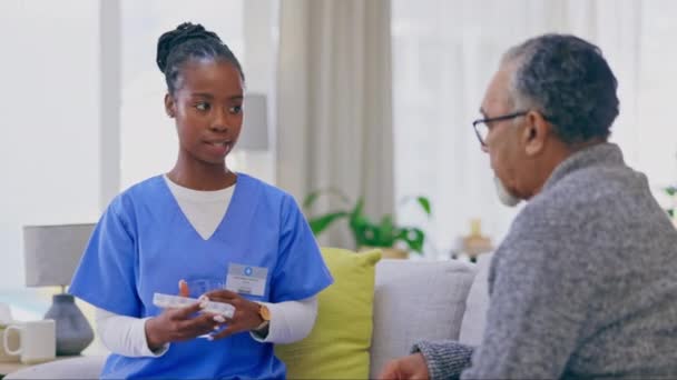 Hombre Mayor Enfermera Explicar Con Pastillas Casa Para Jubilación Bienestar — Vídeos de Stock