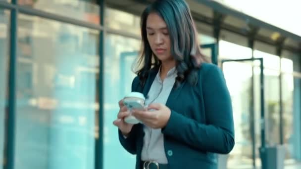 コーヒー ビジネスの女性がオフィスビルの外を検索午前中にソーシャルメディアを使用して歩く お茶や従業員や労働者の通勤 テキストメッセージやオンライン検索を行う仕事に歩く — ストック動画