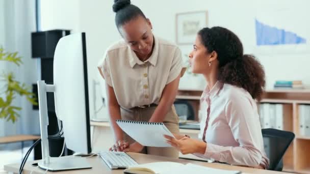 職場でのプロセス システム 企業トレーニングのためのビジネス マネージャーが労働者を支援し 話し合い 議論します 女性コンサルタント オフィスの同僚やスタッフ 書類作成や情報の説明 — ストック動画