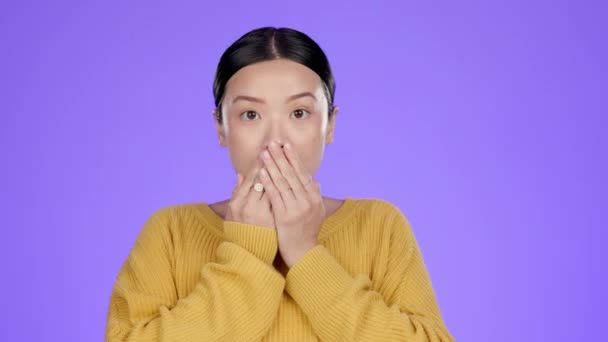 Stüdyodaki Yüzünde Yüz Ifadesi Olan Asyalı Bir Kadının Şoku Sürprizi — Stok video