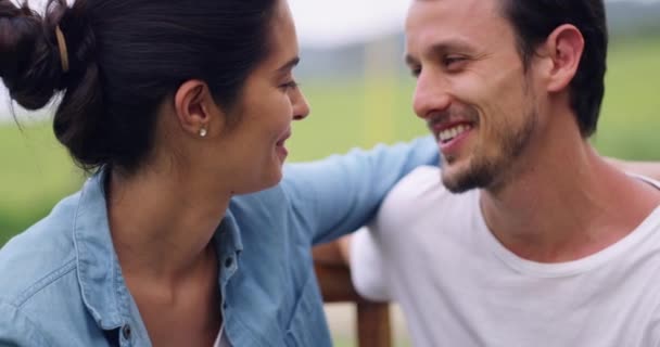 Junges Paar Lachend Und Gemeinsam Auf Einer Parkbank Mit Liebe — Stockvideo