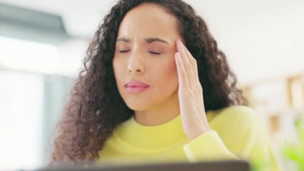 疲惫不堪的女人 在笔记本电脑上远程工作的头疼和压力 这些都来自于家里的倦怠或过度劳累 因头痛 紧张或焦虑而精疲力竭的女性自由职业者的脸 — 图库视频影像