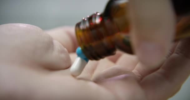 Φάρμακα Χάπια Και Συνταγή Χέρια Του Ατόμου Για Θεραπεία Επούλωση — Αρχείο Βίντεο