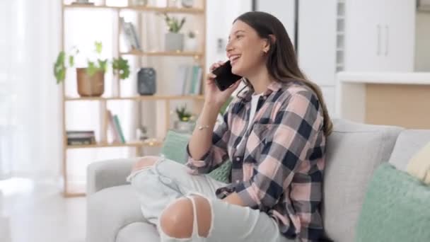 打电话到家里用智能手机 连接或联网在公寓里 快乐的年轻女性 移动通信和聊天技术 在沙发上与人联络或聊天 — 图库视频影像