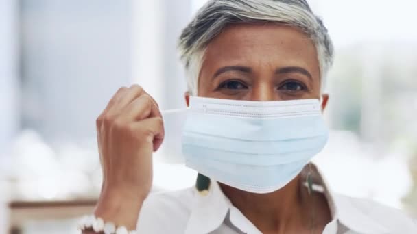 Atmen Glücklich Und Arzt Entfernen Gesichtsmaske Krankenhaus Für Ende Der — Stockvideo