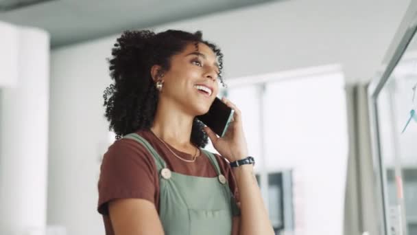 Бизнес Телефонный Звонок Чернокожая Женщина Улыбкой Успехом Планированием Рабочем Месте — стоковое видео