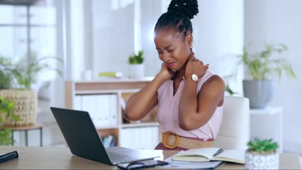 Боль Шее Ноутбук Черная Женщина Офисе Проблемой Проблемой Усталостью Позвоночник — стоковое видео
