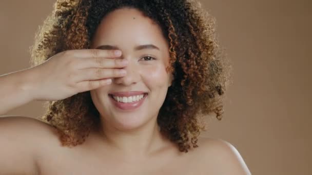 Krása Péče Pleť Oční Kryt Ženou Studiu Kosmetiky Obličeje Štěstí — Stock video
