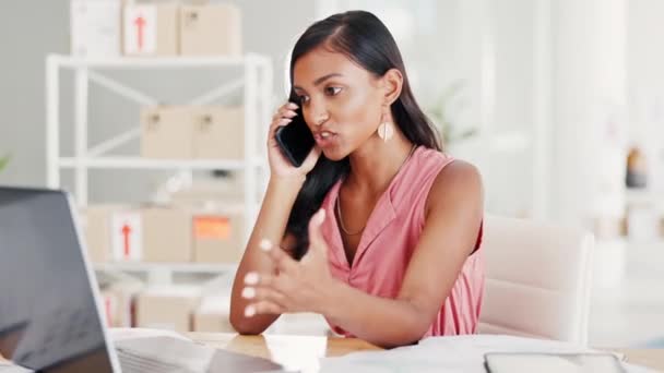 Estrés Frustrado Mujer Una Llamada Telefónica Con Ordenador Portátil Por — Vídeo de stock