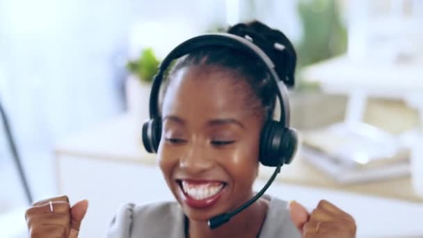 呼叫中心 黑人女性和庆祝在办公室成功 赢得或晋升 电话推销 销售代理和快乐的人庆祝成就 目标或指标 奖金或好消息 — 图库视频影像