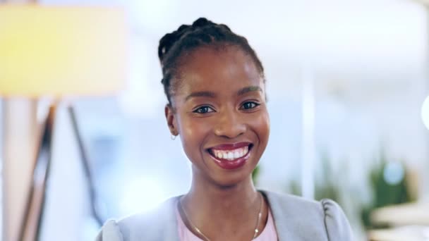 Twarz Uśmiech Mentalność Kobietą Biznesu Biurze Wyglądającą Szczęśliwą Niewyraźnym Tle — Wideo stockowe
