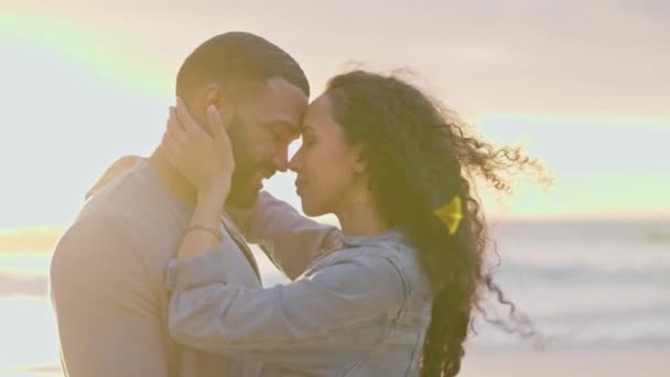 Pár Homlok Együtt Strand Naplementekor Szeretettel Ölelés Vagy Romantika Mosollyal — Stock videók