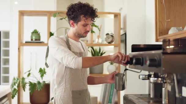 Barista Makineli Süt Kahve Dükkanında Bir Adam Ciddi Bir Işçi — Stok video