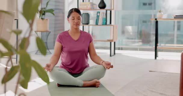 妇女在家中进行冥想 瑜伽和莲花姿势的训练 锻炼或冥想 普拉提 运动和女性瑜伽 为了禅宗 脉轮或和平 健康和健康而在家里锻炼或冥想 — 图库视频影像