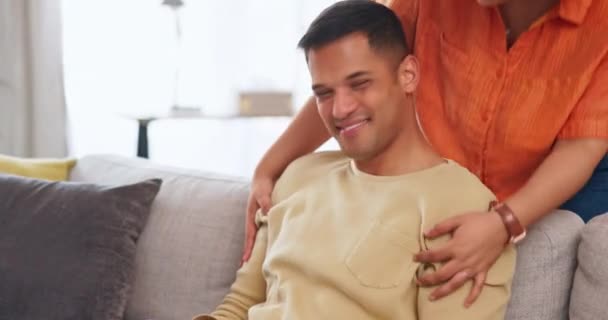 소파에 그리고 아파트에서의 남자와 여자는 소파에서 포옹하고 로맨스와 집에서 결합하기 — 비디오