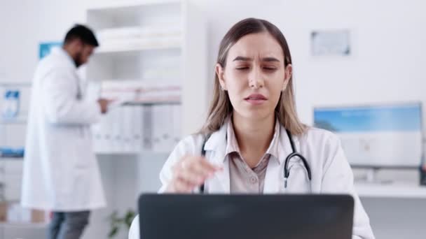 Ordenador Portátil Atención Médica Dolor Cabeza Con Una Doctora Trabajo — Vídeos de Stock