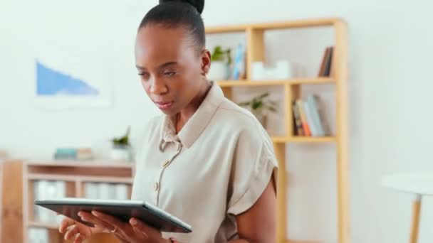 オフィスで入力するノートパソコン タブレット 黒の女性は 職場での研究やプロジェクトに取り組んでいます コンピュータ ビジネスの人マルチタスク 書き込みと計画 オンラインブラウジングや電子メール — ストック動画