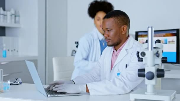 Ekip Bilim Bilimsel Araştırmadaki Insanlar Buluş Tıbbi Sonuçlar Laptopta Tablette — Stok video