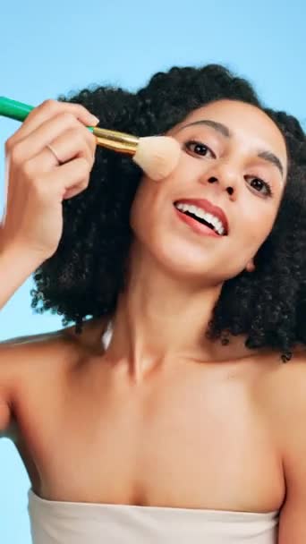 メイク 幸せと肖像画黒の女性はスタジオブルーの背景に対して隔離されたブラシを使用してファンデーションや輪郭を適用します 美容のための化粧品とスキンケア セルフケアと女性モデル — ストック動画