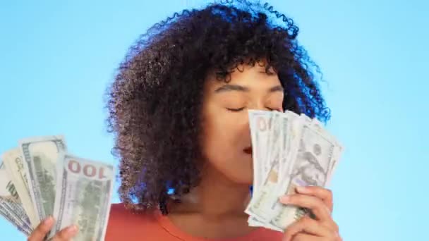 Dólares Ganadora Mujer Con Ventilador Dinero Estudio Aislado Fondo Libertad — Vídeos de Stock
