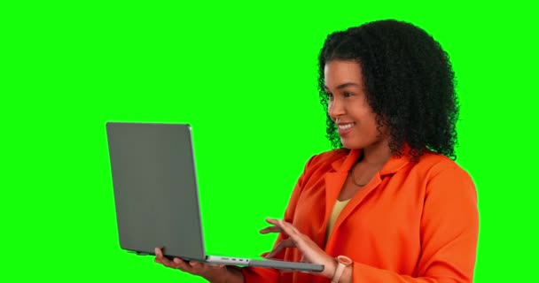 Πράσινο Φορητό Υπολογιστή Οθόνη Ευτυχισμένη Και Δακτυλογράφηση Γυναίκα Που Εργάζονται — Αρχείο Βίντεο